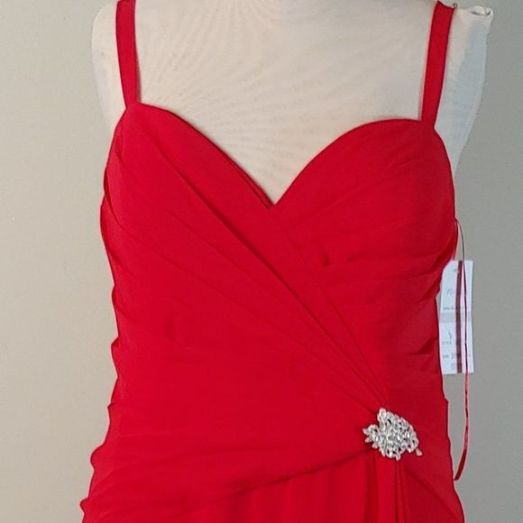(22)  NWOT Faviana Red Formal Gown in Size 20W  S9252 - Picture 4 of 5